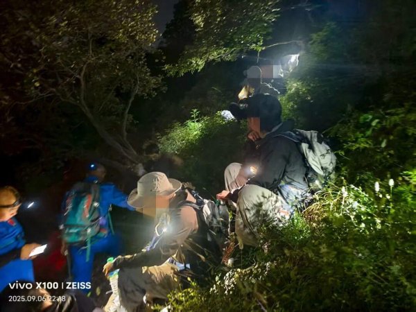 金股配资网 中元节，11名大学生爬野山被困，各有主意，连救援的话也不听